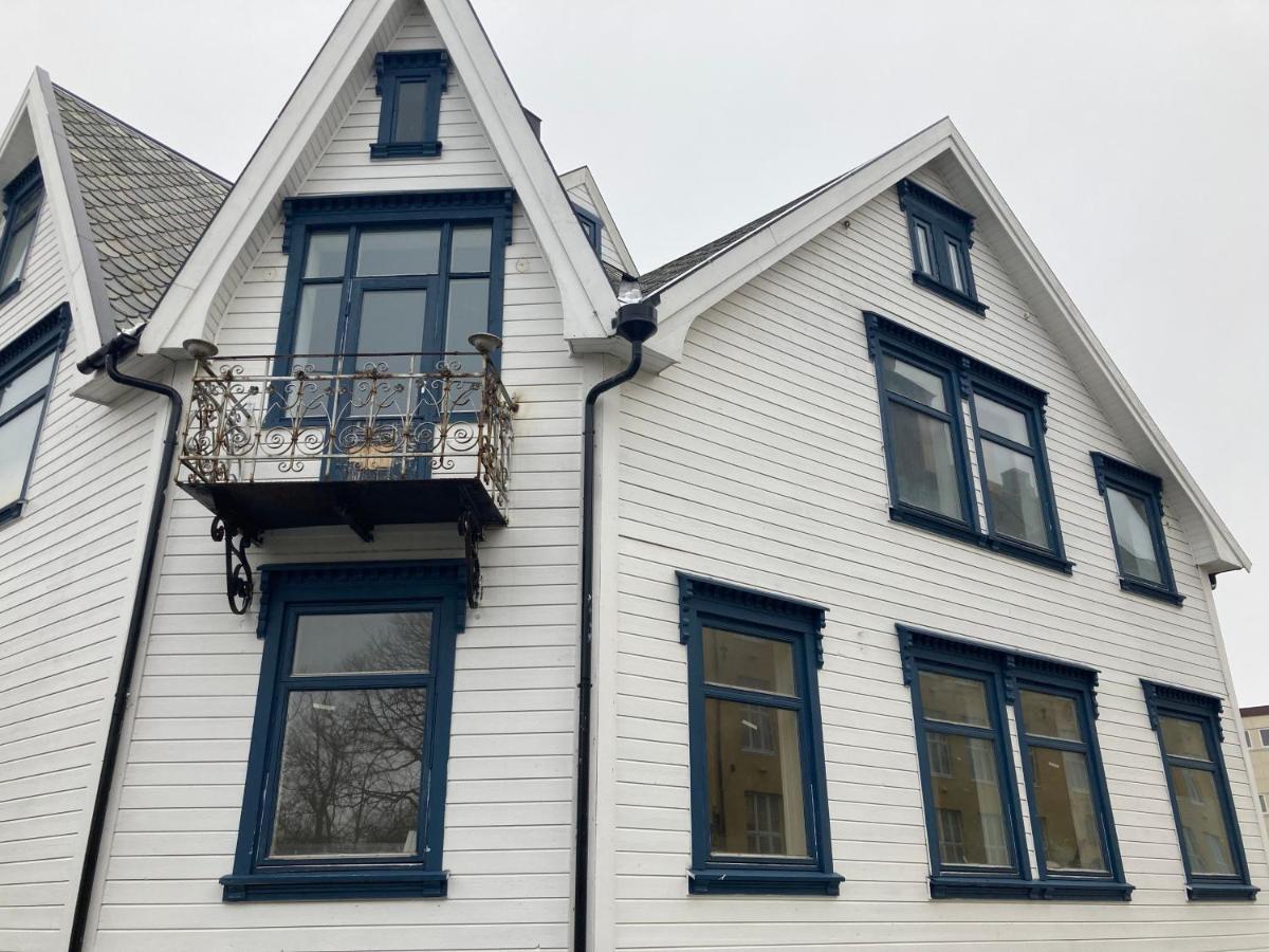 Downtown Historical House With Renovated Apartments Alesund Exterior photo